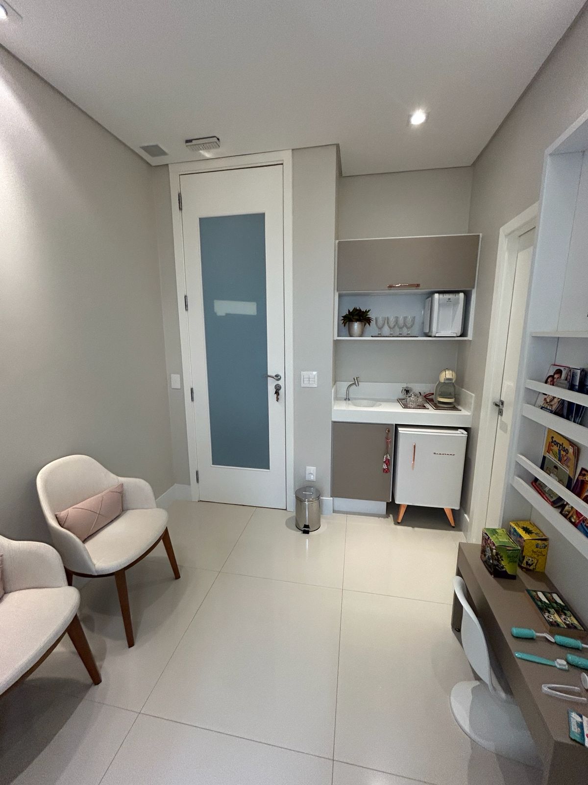 Sala de atendimento odontológico Serenya vista de outro ângulo