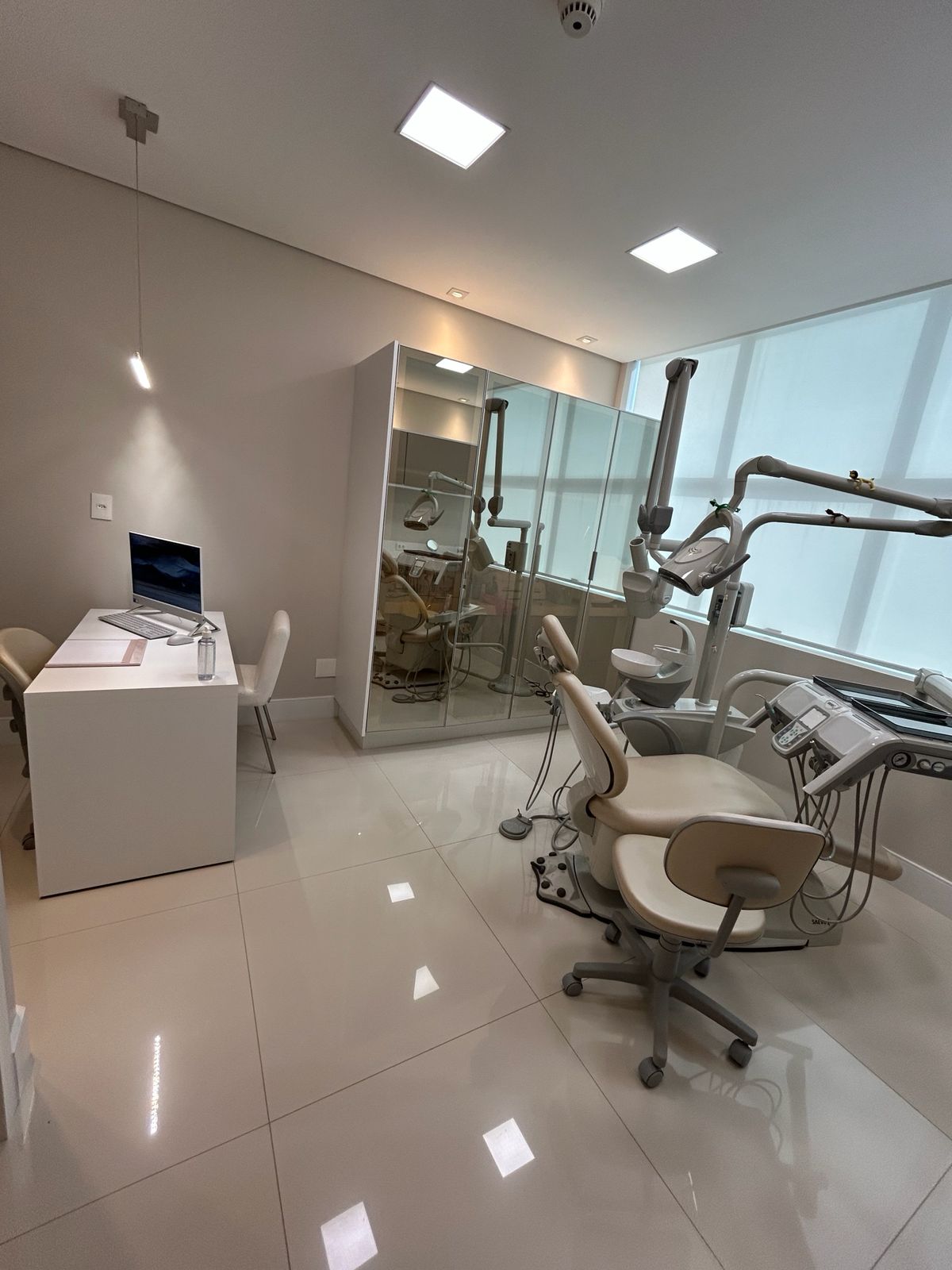 Consultório odontológico Serenya com cadeira de atendimento e iluminação suave